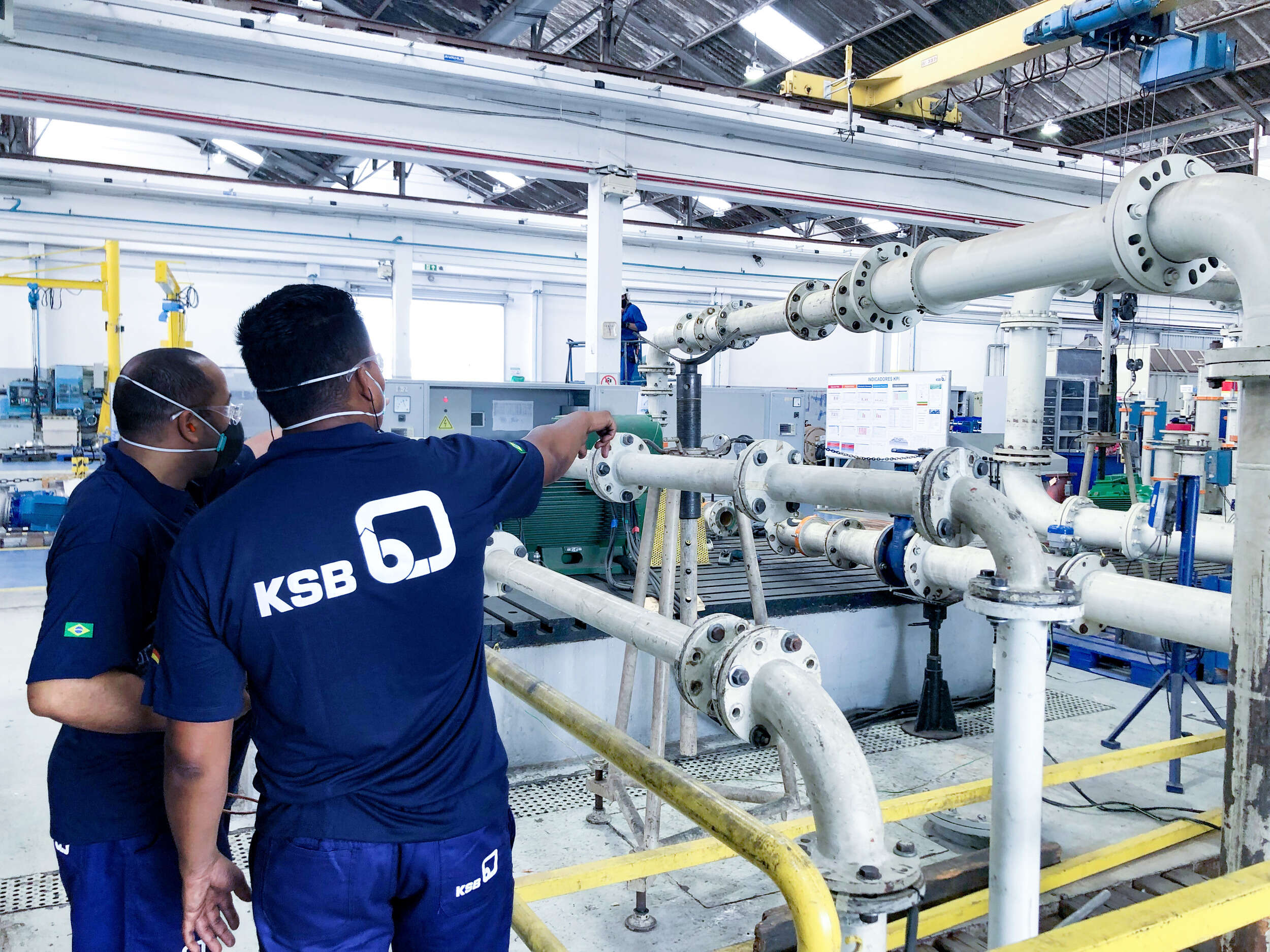 Two KSB employees at the test stand of KSB's Brazilian factory in Várzea Paulista