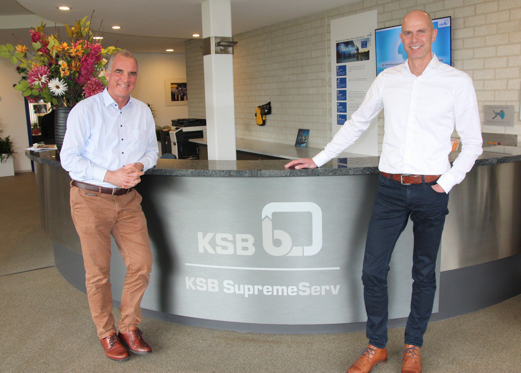 De oude en nieuwe directeur van KSB Nederland