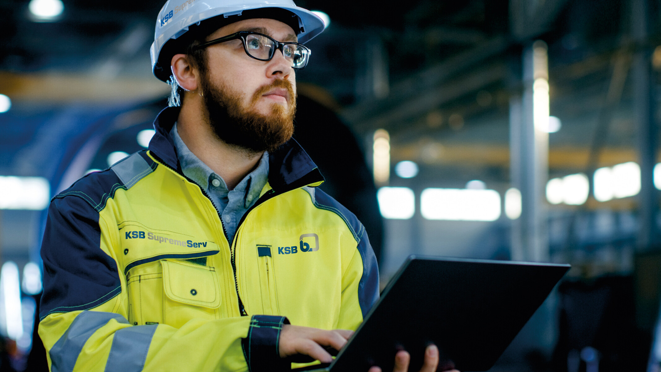 Servicetechniker mit Laptop in Anlage