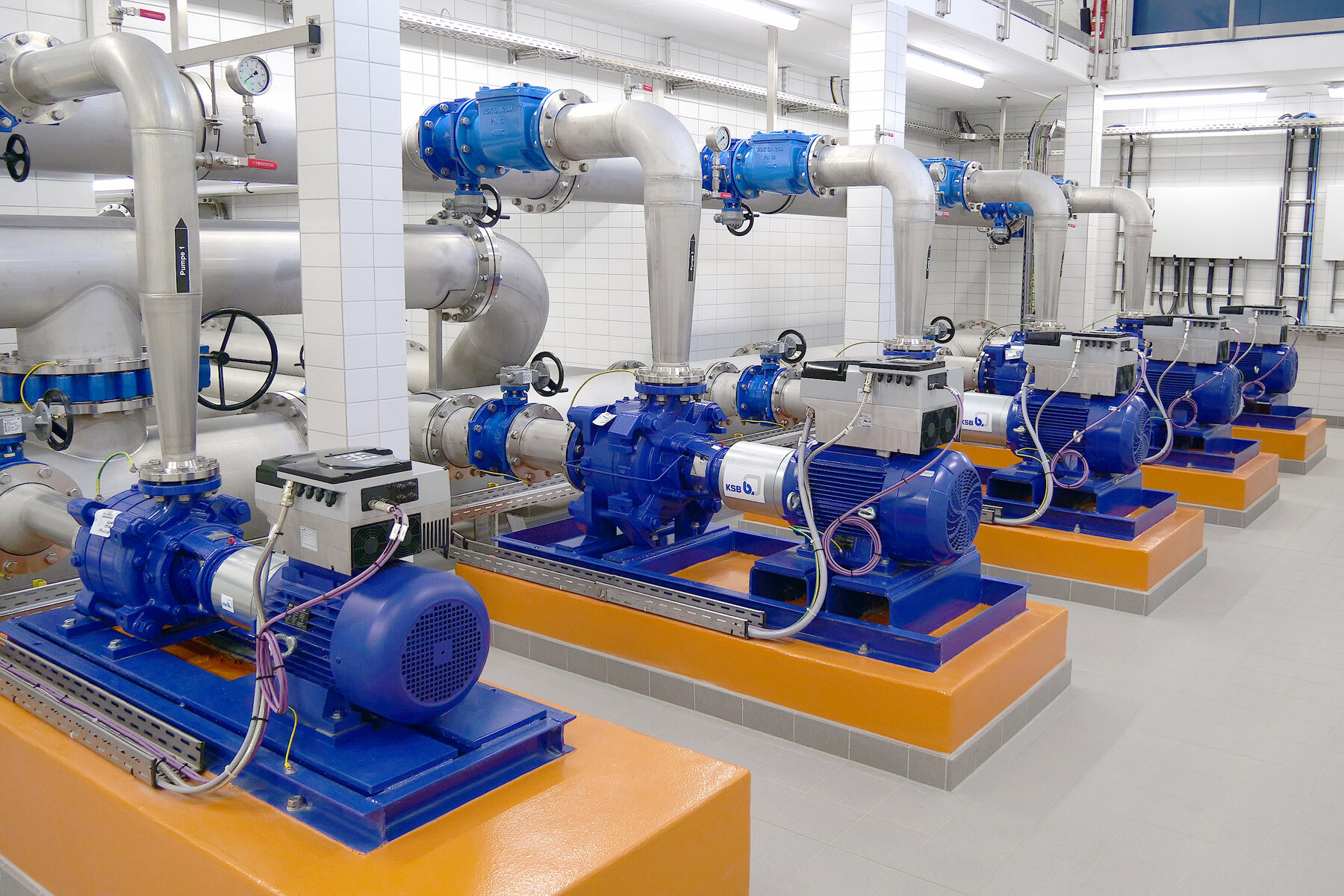 A waterworks pump hall with high-pressure pumps of the Multitec type series