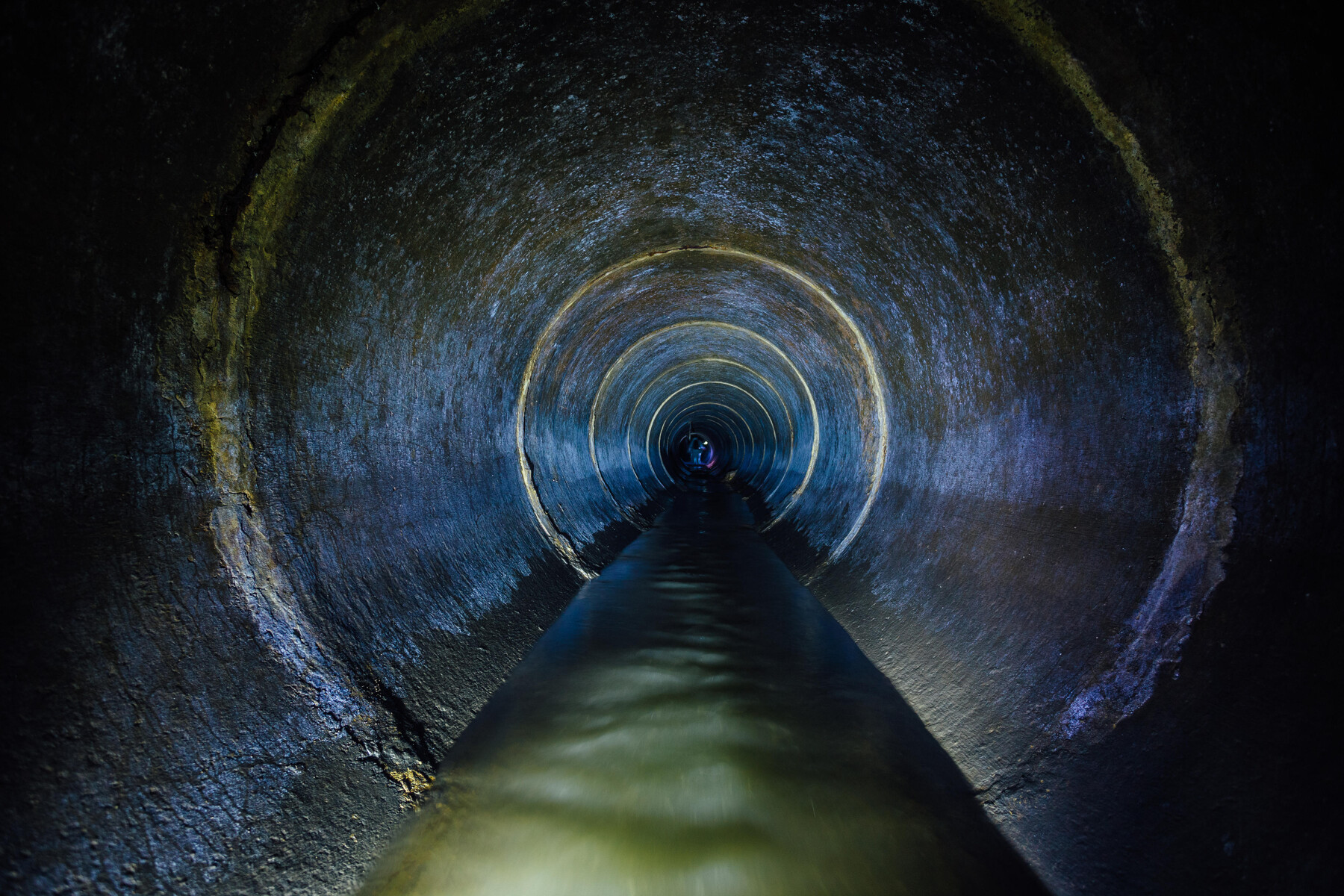 Canal de desagüe con aguas residuales