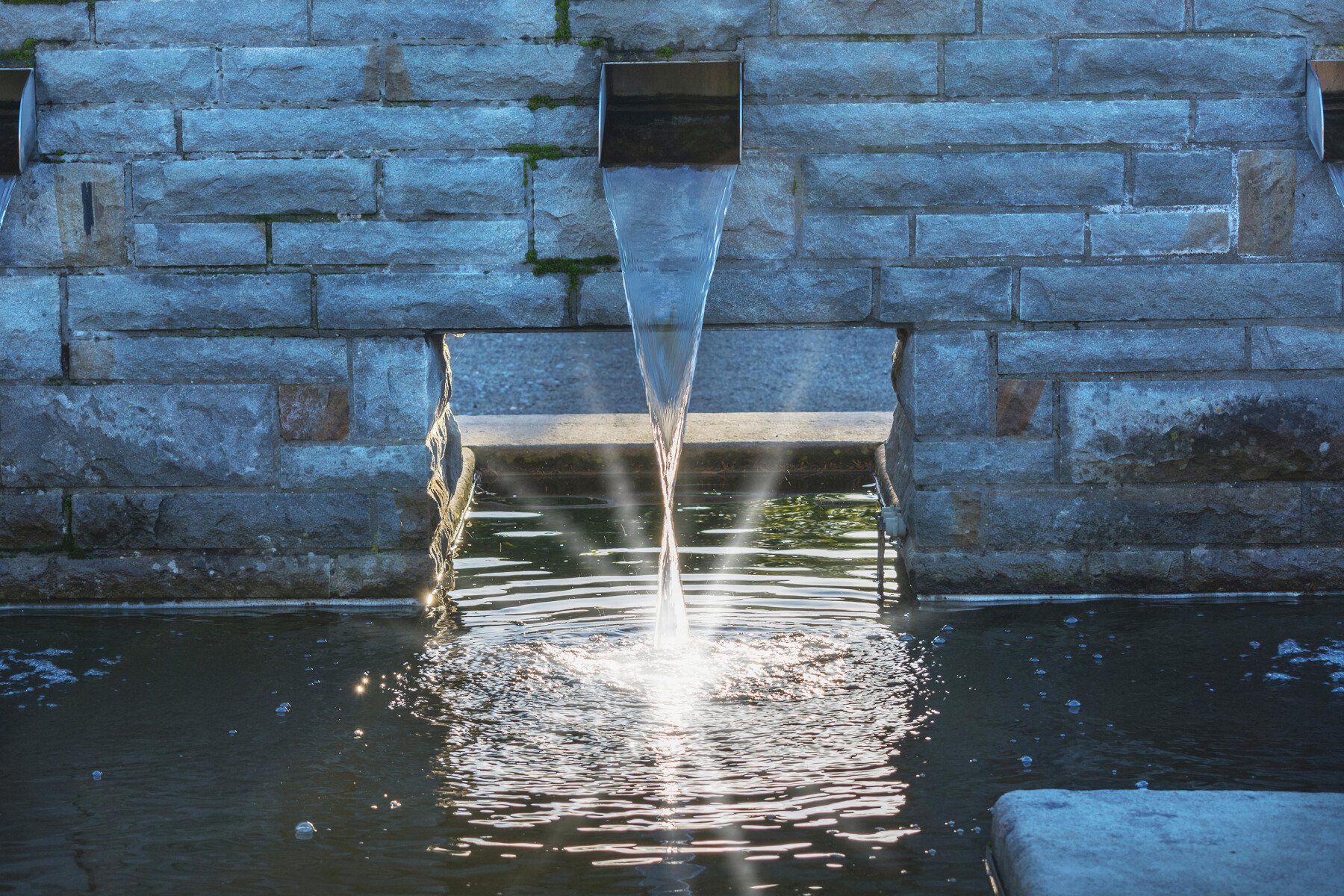 El agua limpia fluye por un pozo hasta un depósito