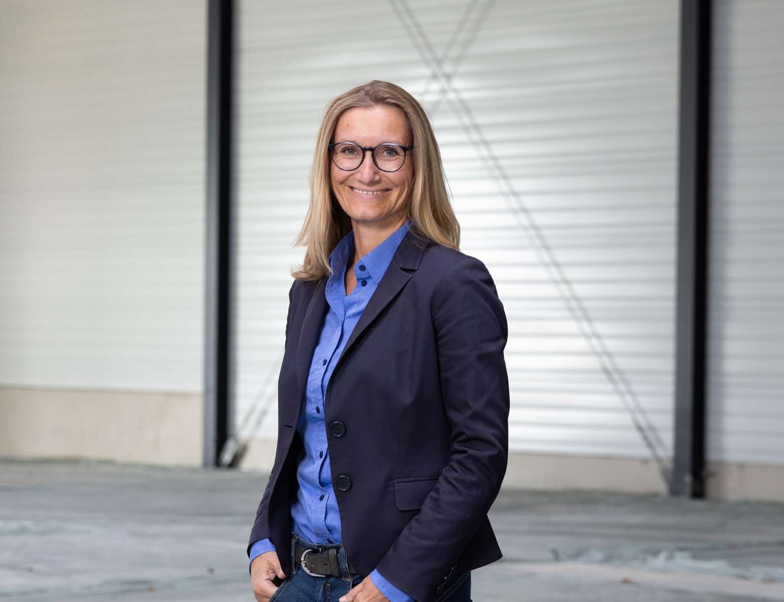 Tanja Seibert im Rohbau der neuen Kaltlagerhalle in Pegnitz