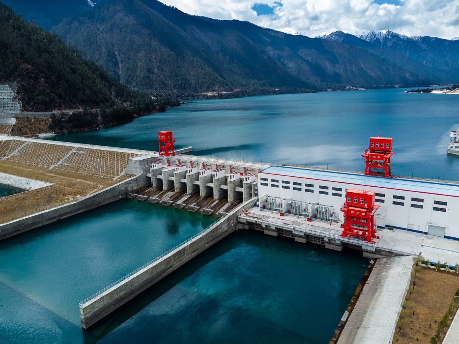 KSB offers pumps and valves for hydroelectric power plants.