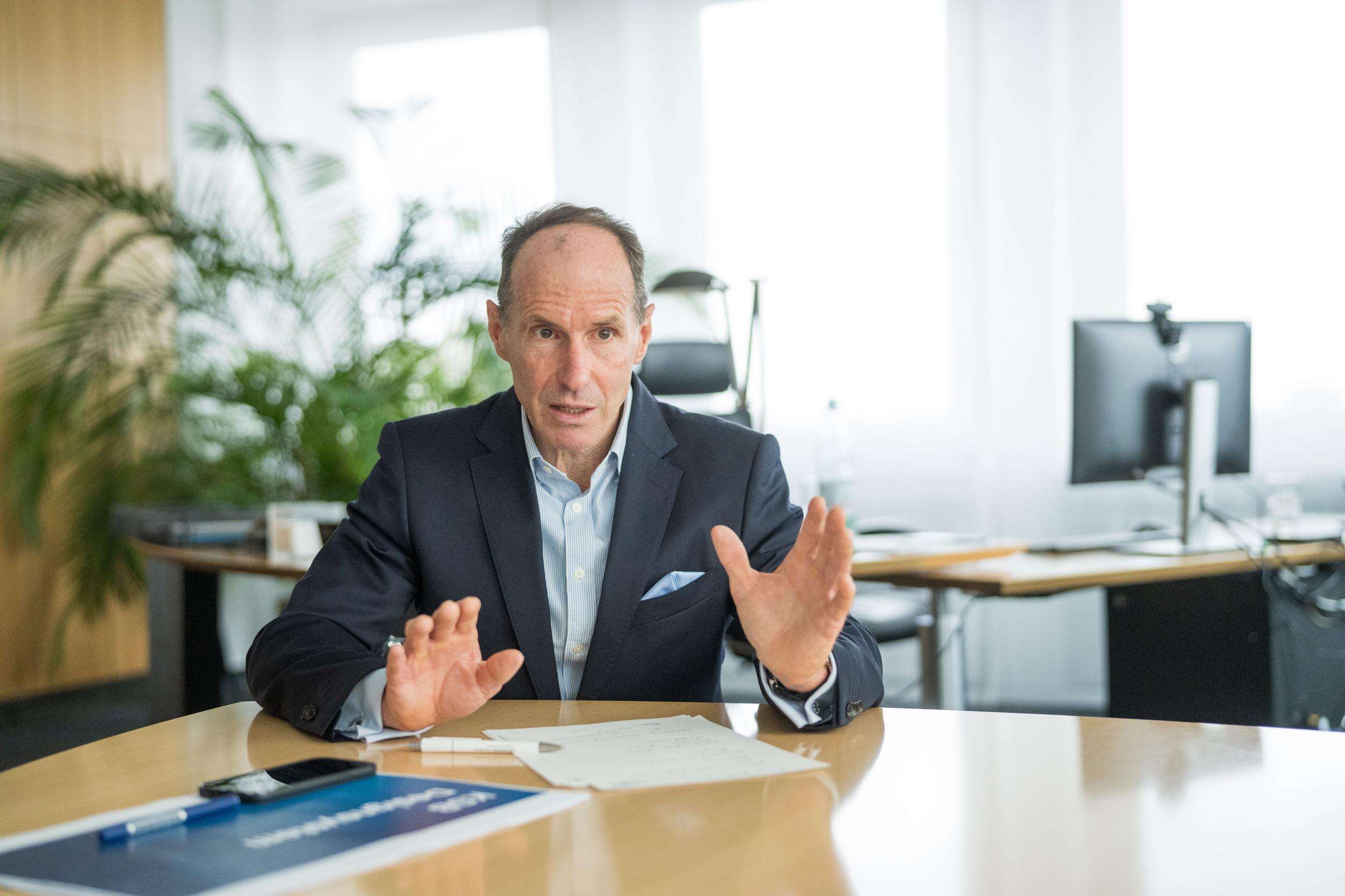 Porträttfoto av Dr Stephan Timmermann sittande vid ett bord