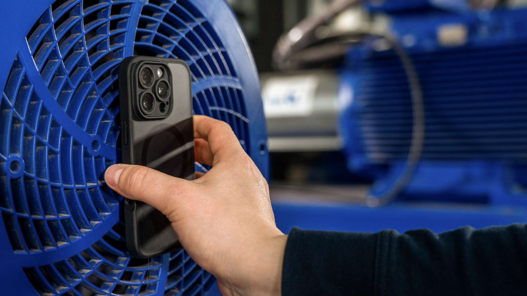 Die KSB Sonolyzer®-App ermöglicht den Check der Energieeffizienz des Pumpenmotors mit dem Smartphone.