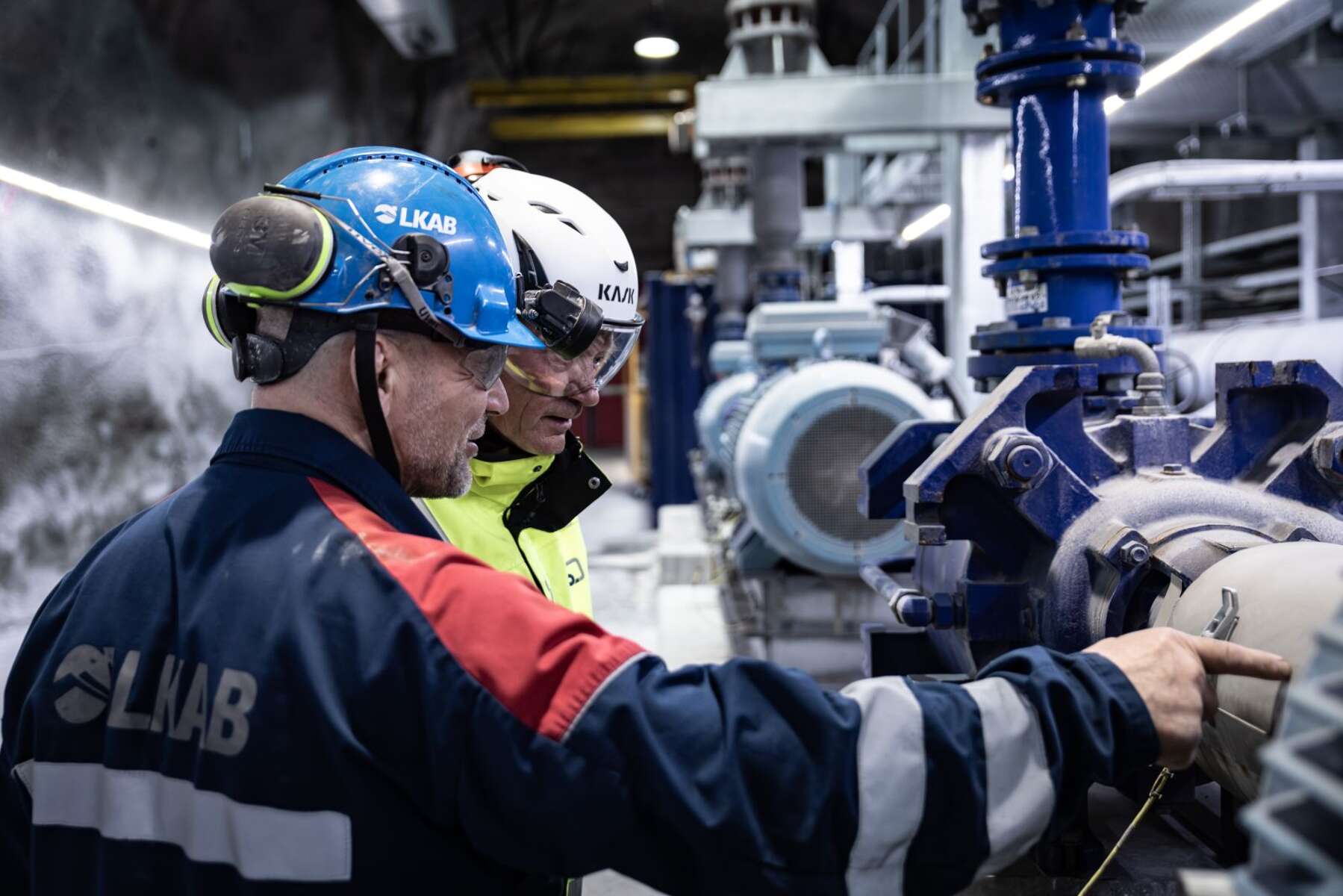 Silor, rörledningar, Ahlstrom-Munksjös fabriksbyggnad (sett utifrån)