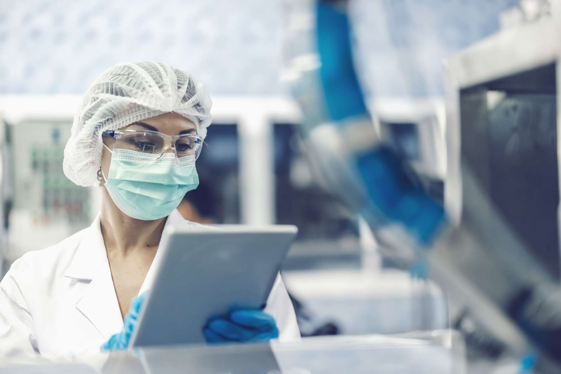 Eine Wissenschaftlerin in Schutzbrille mit einer Mikropipette zur Testanalyse