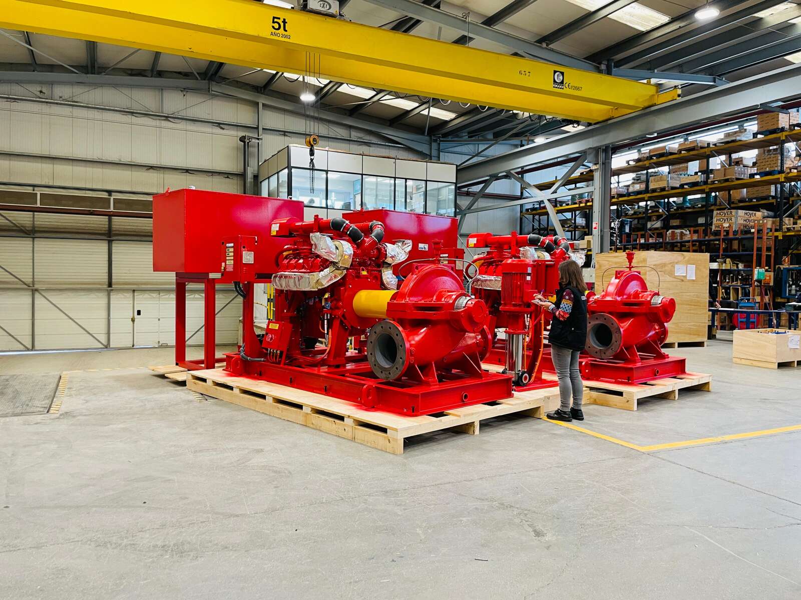 Mecánico de KSB montando una bomba Eta