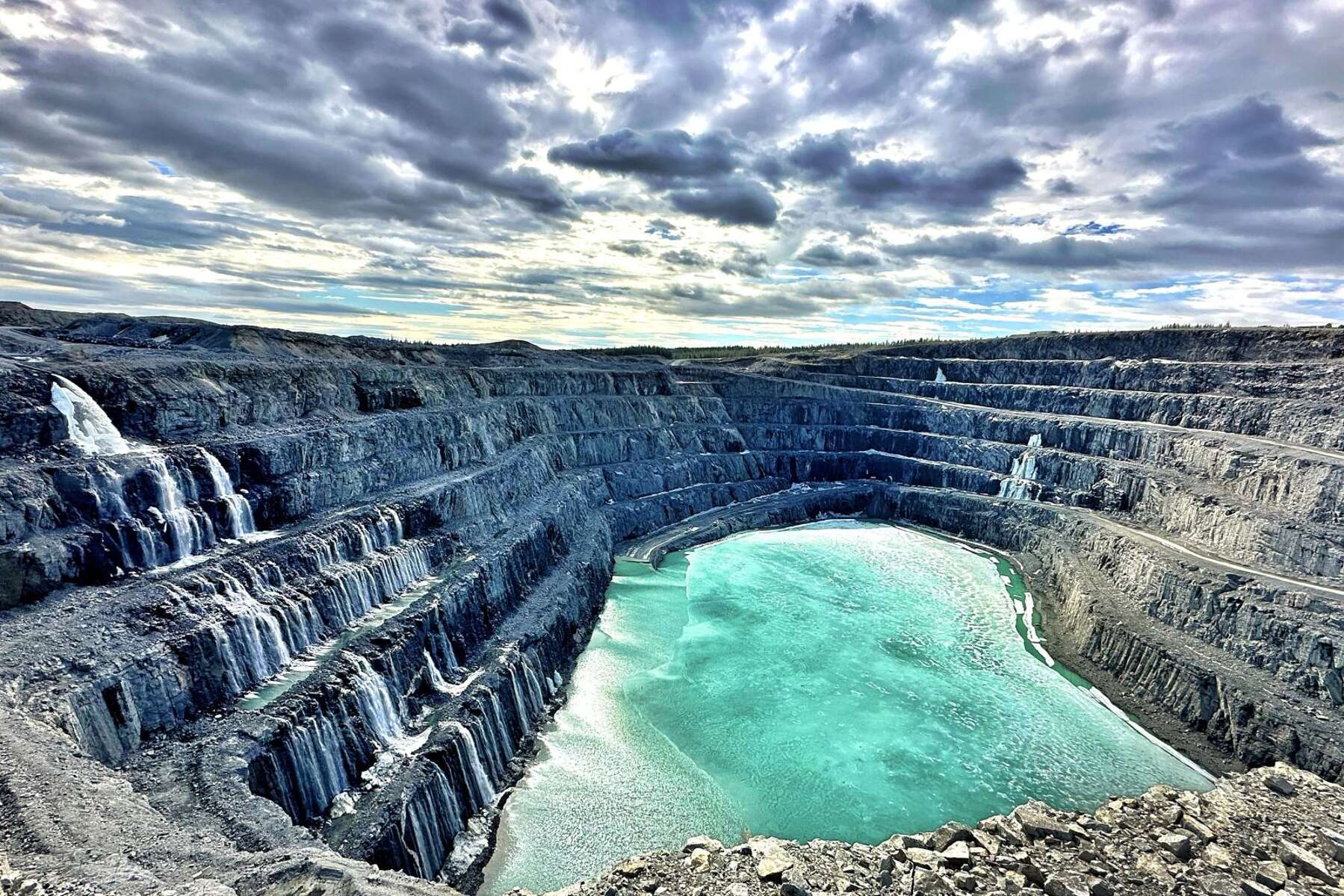 Bolidens öppna gruva en solig dag, med klar himmel och synliga terrängdetaljer.