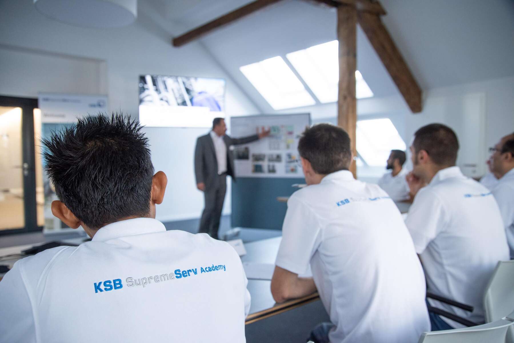 Eine Gruppe von Ingenieuren nimmt an einer KSB Supreme Serv Academy Schulung teil.