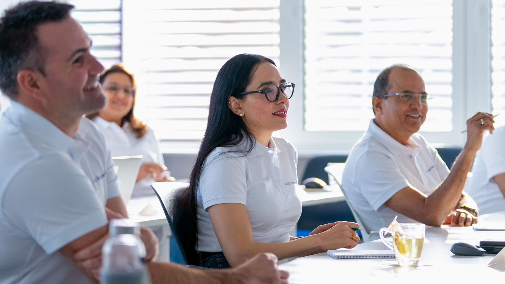 Een groep deelnemers aan een seminar bij de KSB SupremeServ Academy.