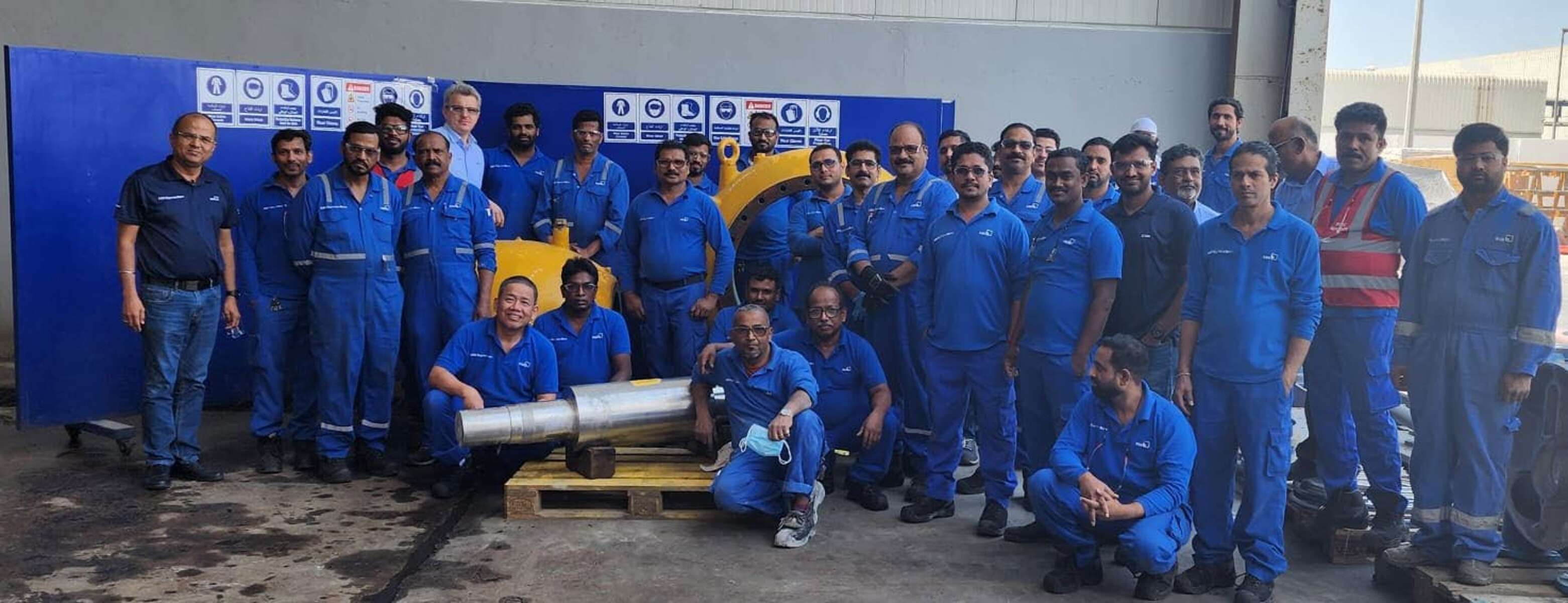 For its outstanding performance, the entire team was awarded “Employee of the Quarter”. Group photo of KSB employees in a workshop