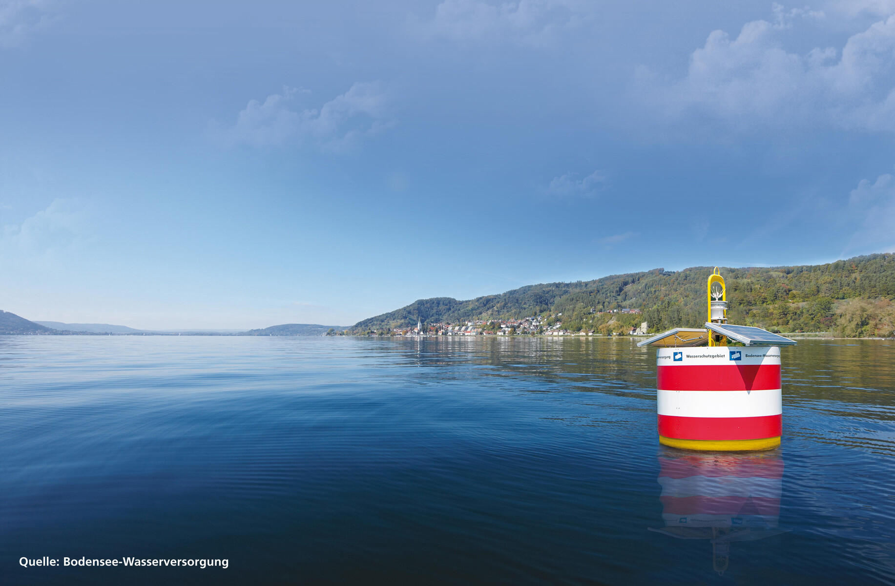 Buoys limit the water protection zone in Lake Constance