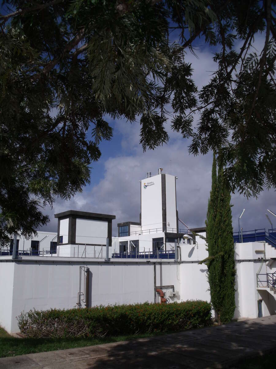 Effluent treatment; water distribution; wastewater treatment; gravity pipeline; irrigation; saline intrusion; speed control;