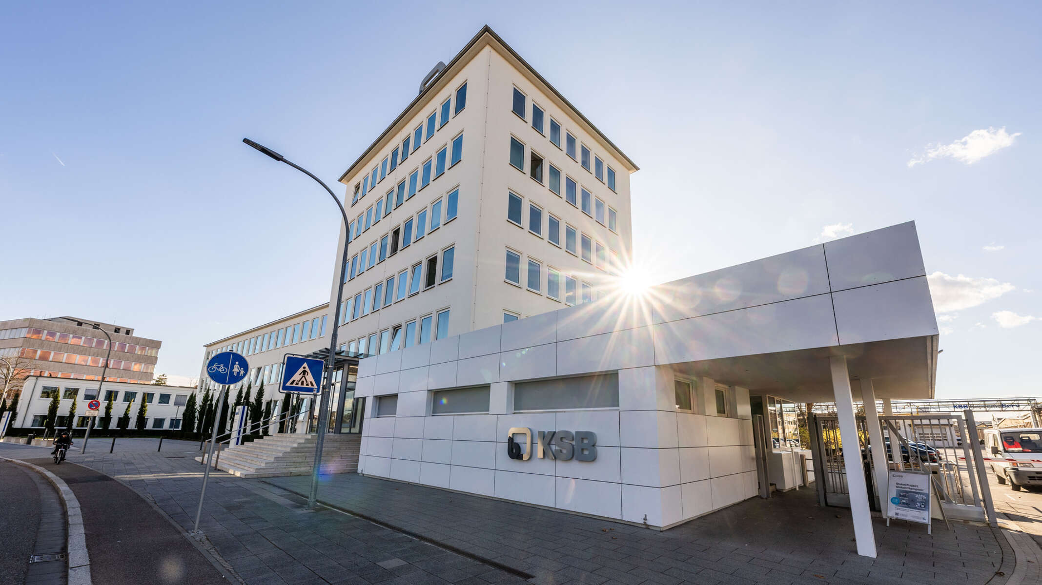 KSB Haupteingang mit Bürogebäuden