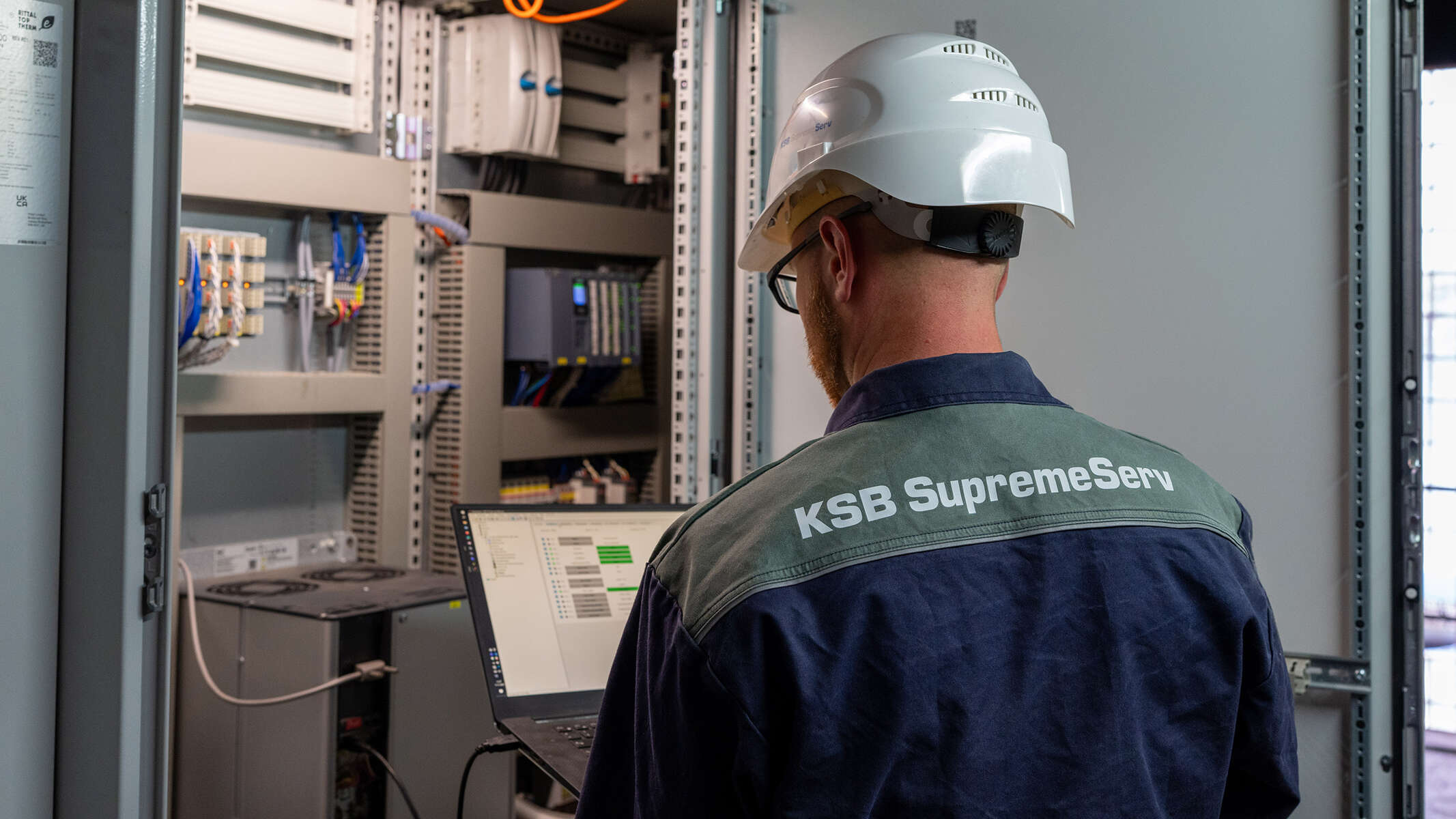 Automationsspezialist von KSB SupremServ bei der Inbetriebnahme eines Engineered Pumpenregelsystems