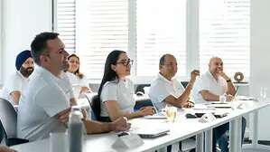 Eine Gruppe von Ingenieuren nimmt an einer KSB Supreme Serv Academy Schulung teil.