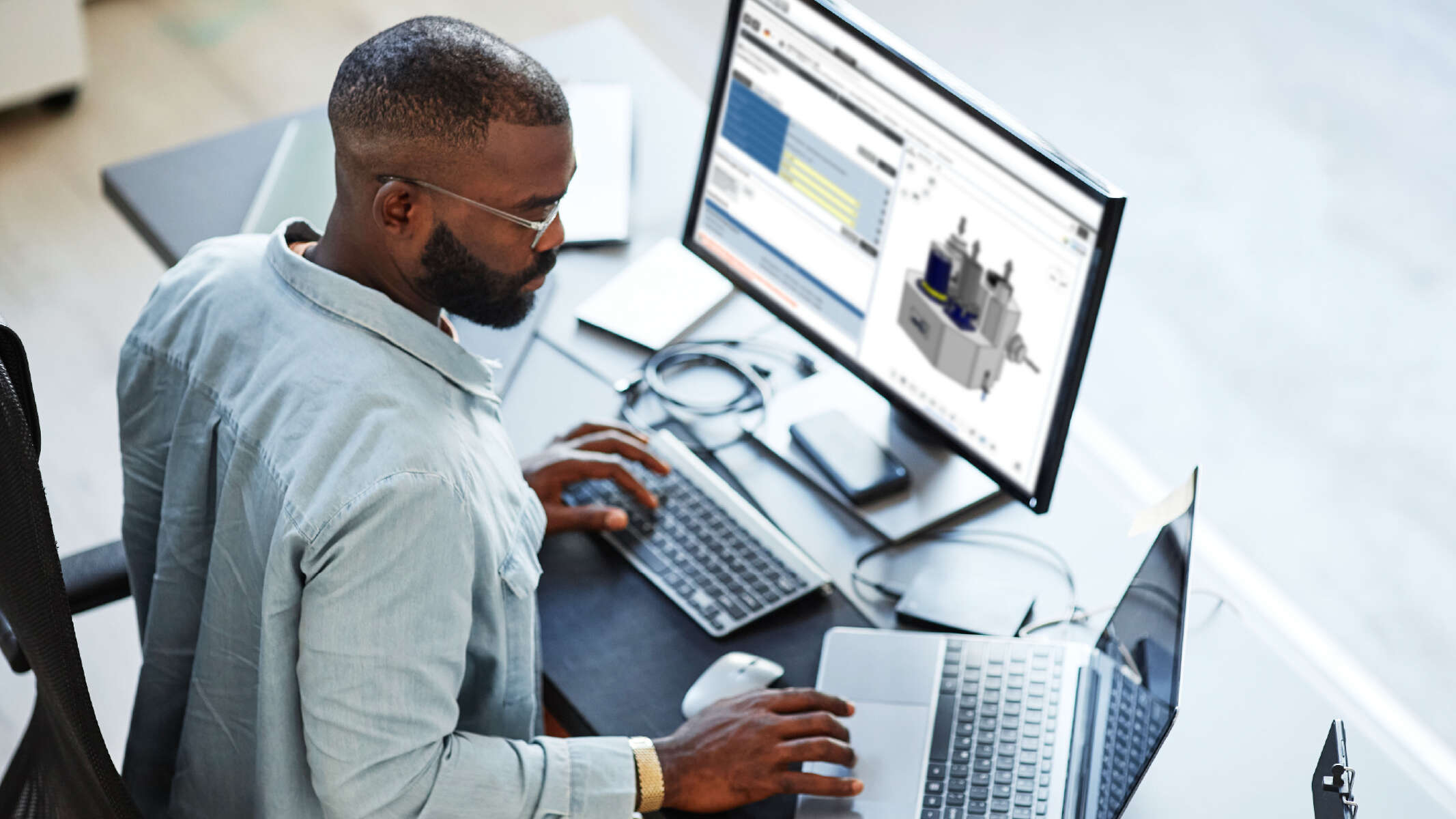 Un consultant travaillant avec un outil KSB
