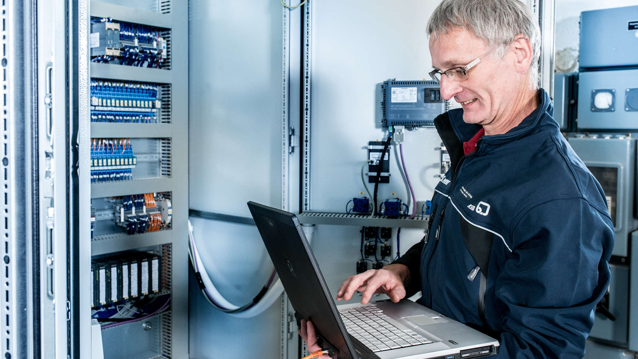 A person using KSB ServiceTool on a notebook