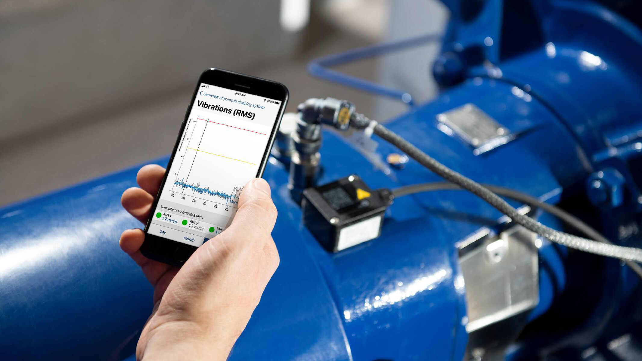 Smartphone dans une main avec une application pour l'analyse de la pompe