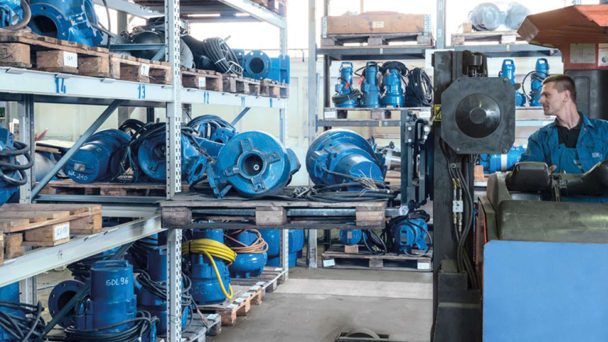 Employés dans un entrepôt de pompes