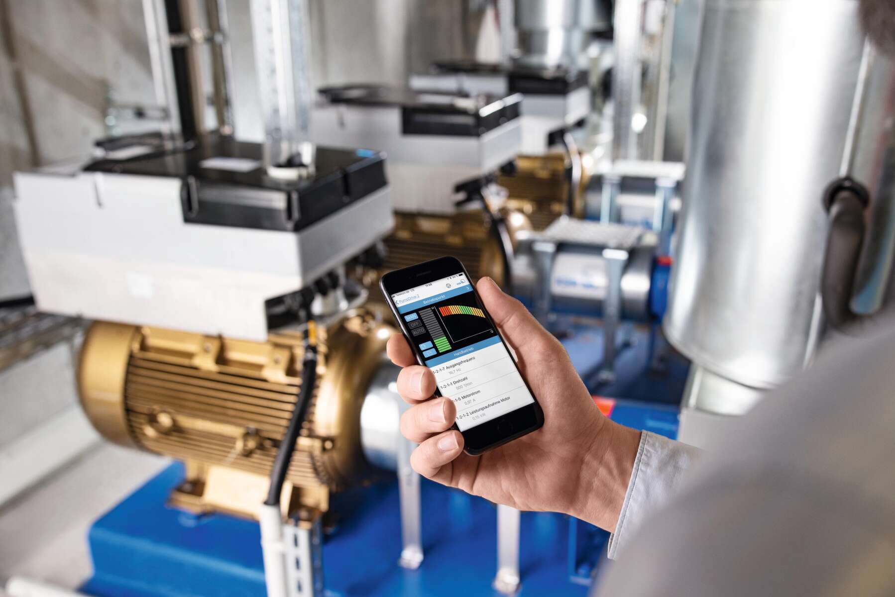 Écran de téléphone portable affichant l’application KSB FlowManager devant la pompe configurée