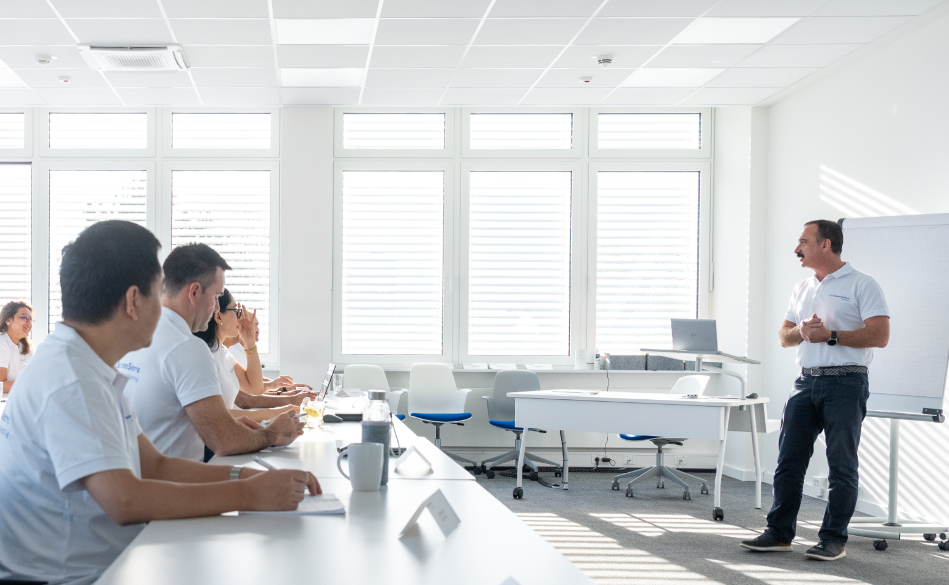 Eine Gruppe von Ingenieuren nimmt an einer KSB Supreme Serv Academy Schulung teil.