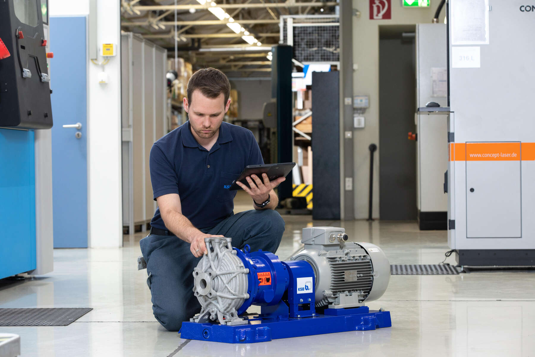 Ein Scanner ATOS IIe erfasst ein Objekt in 3D