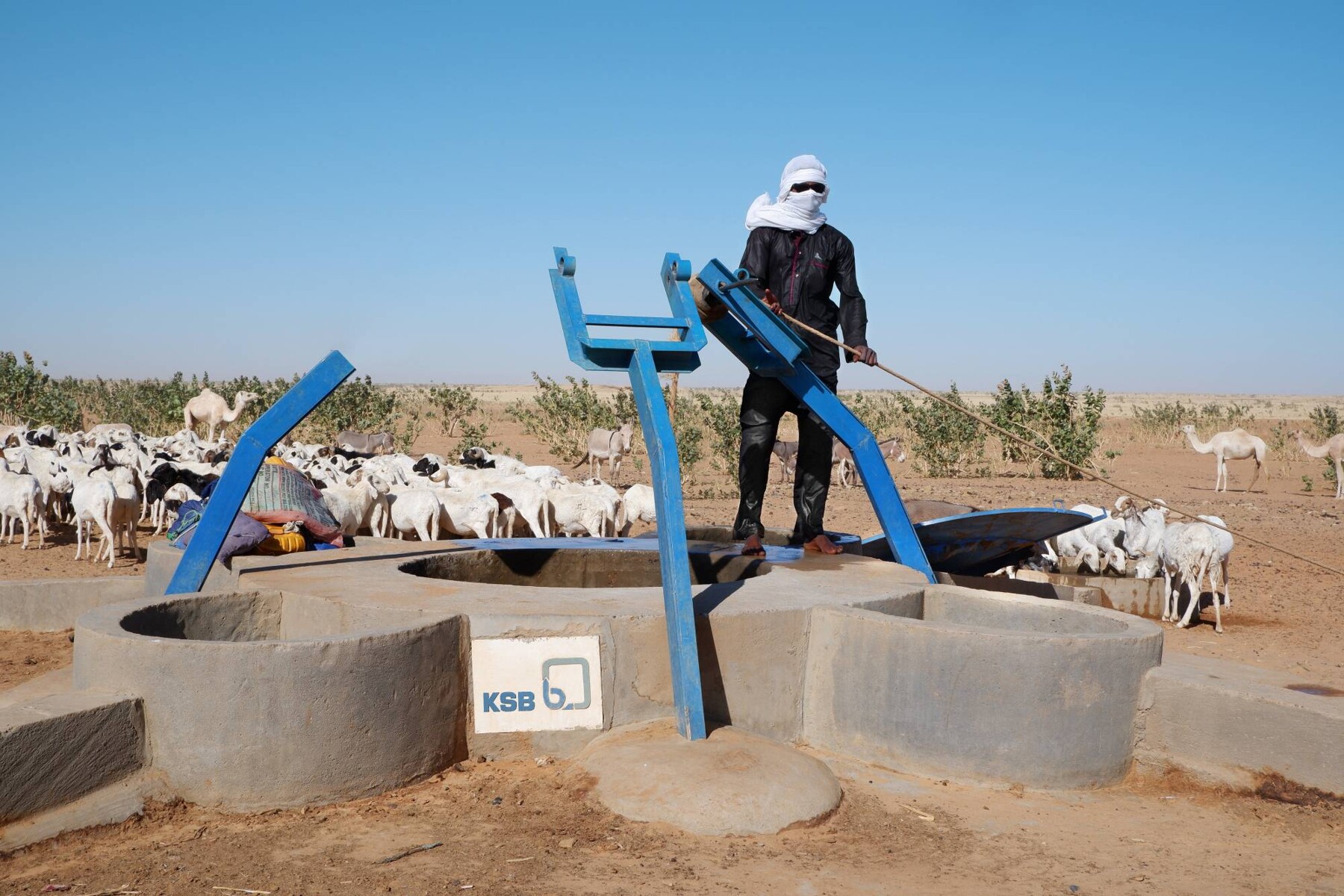 A well project in the Sahara supported by KSB