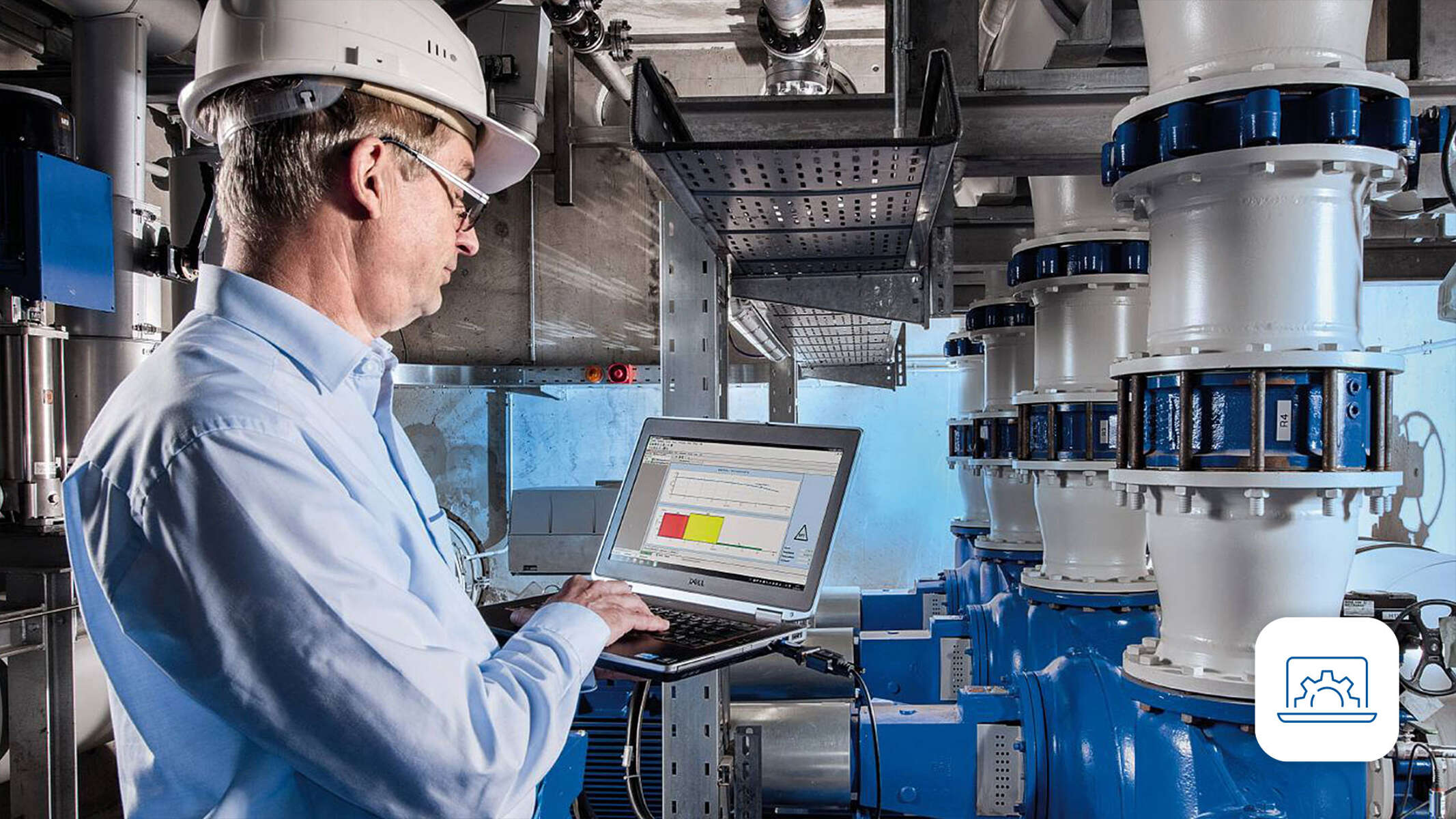 KSB-Ingenieur in einer Pump-Station untersucht Daten auf seinem Laptop.