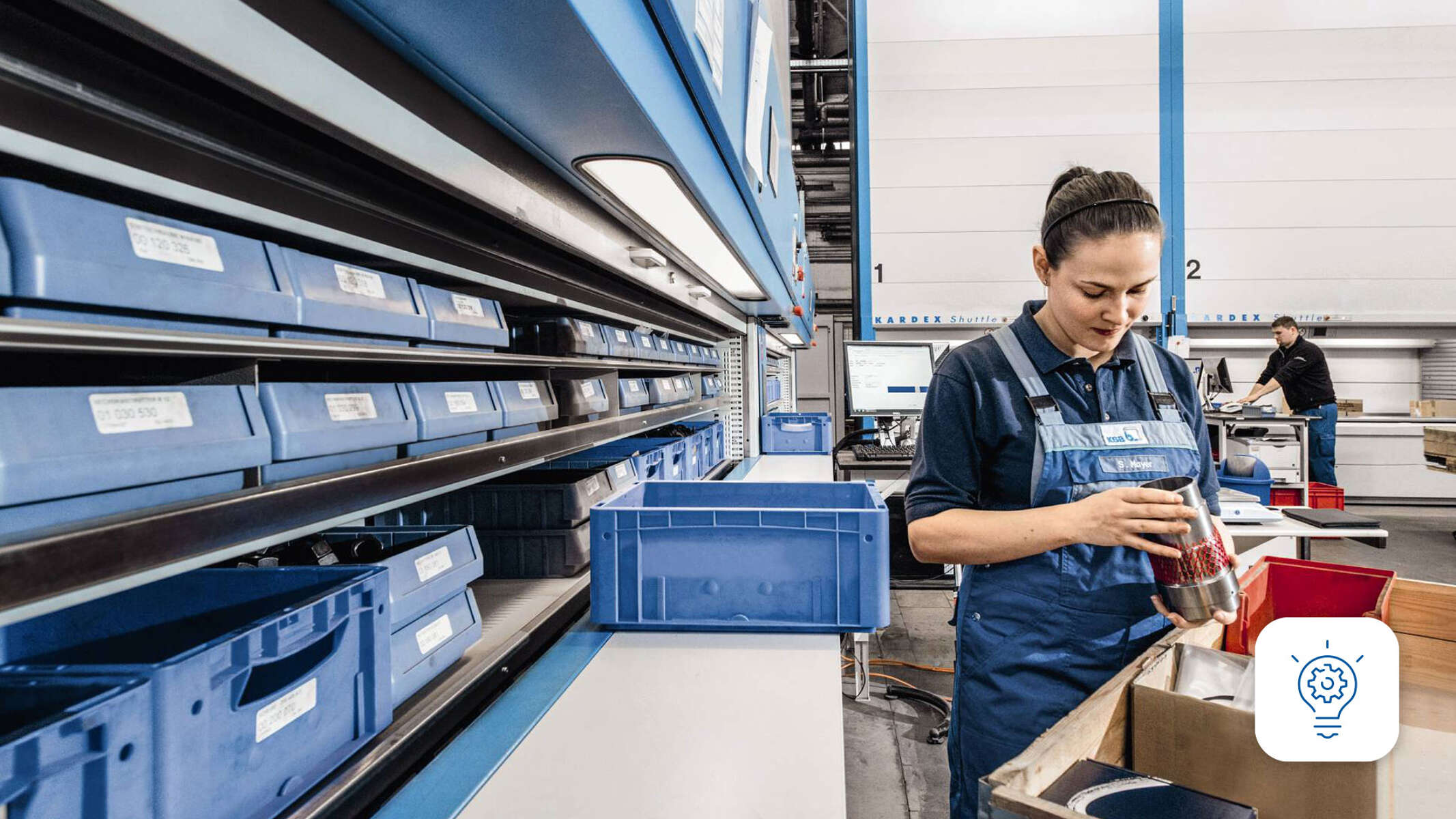 KSB-Mitarbeiterin in der Lagerhaltung begutachtet ein Ersatzteil