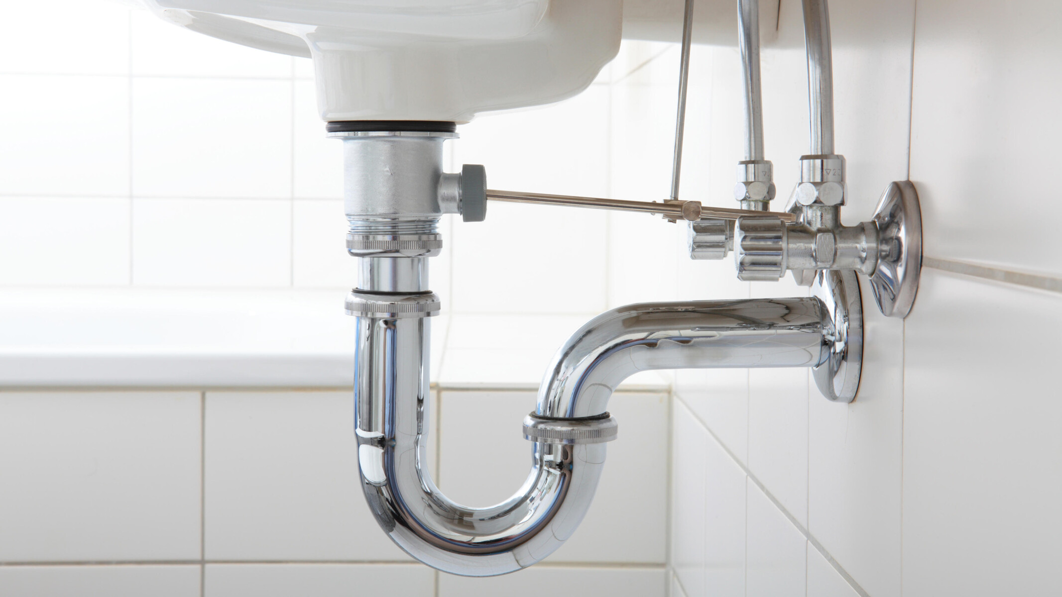 浴室の洗面台の排水管。  建物および土地の排水用の排水ポンプおよびバルブ 