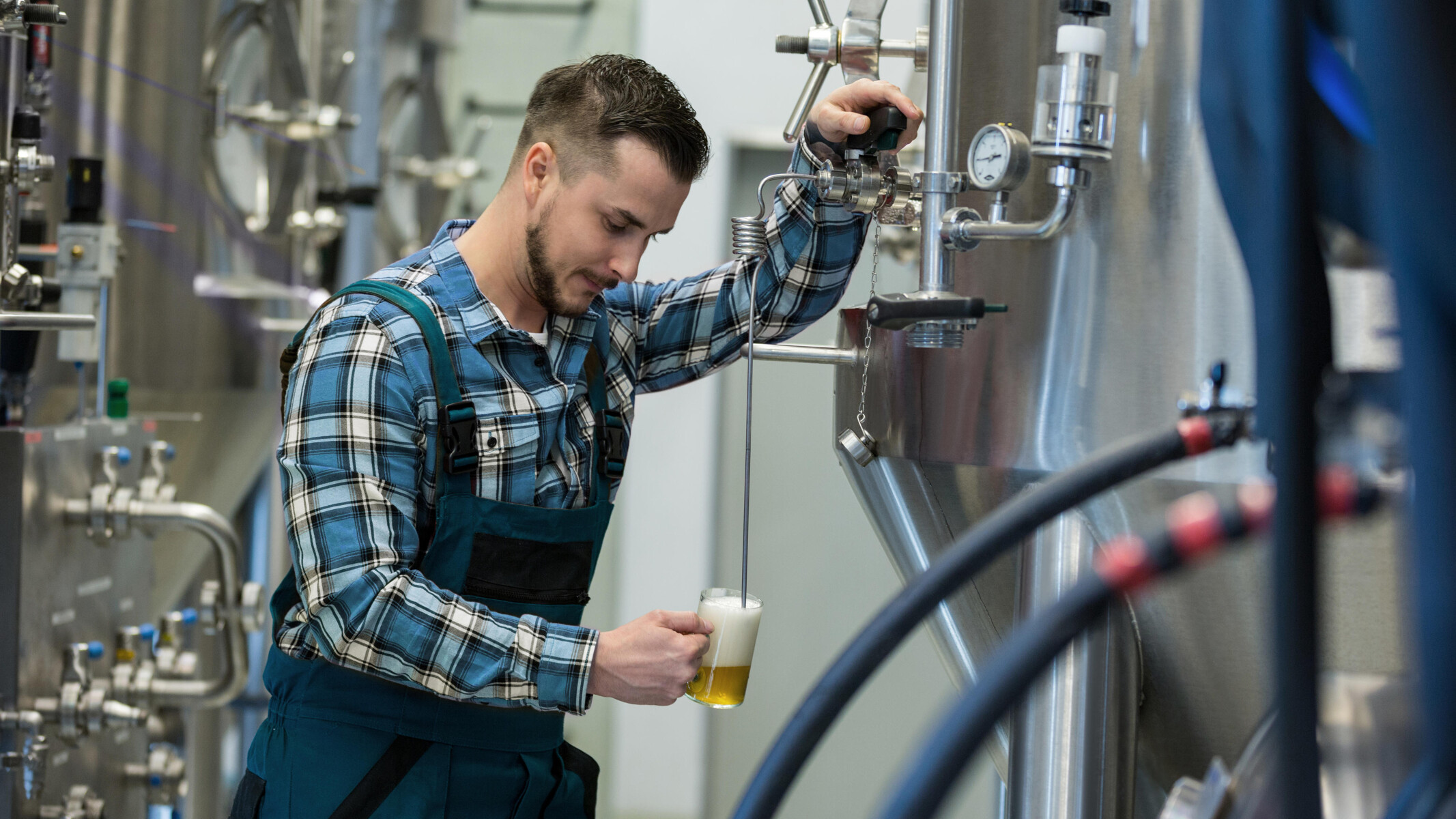 Producător de bere prelevă o probă pentru testare