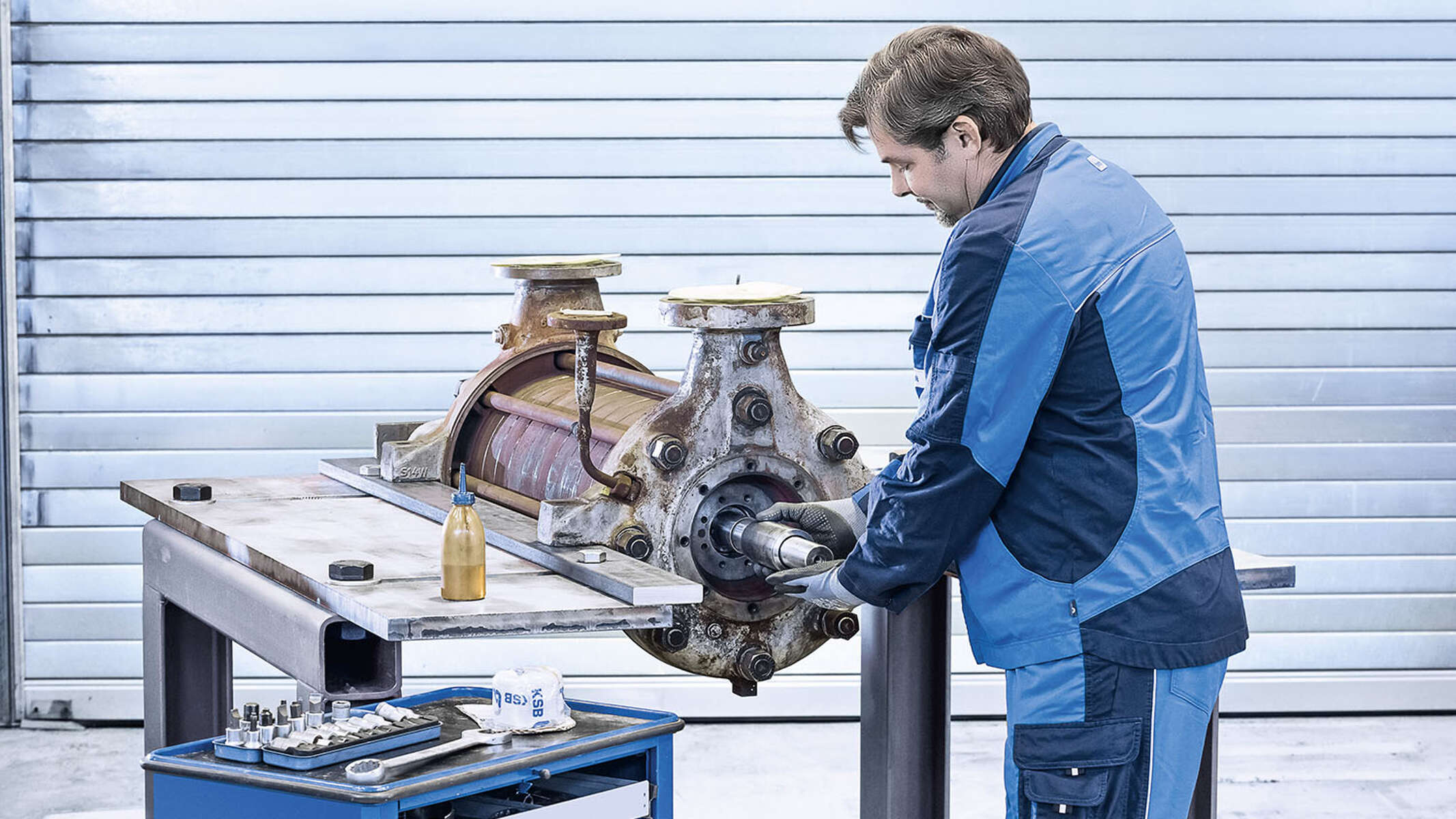 Servicespezialist remontiert eine Gliederpumpe von KSB.