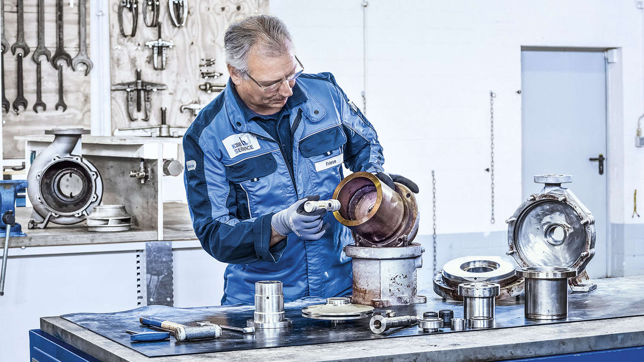 Servicespezialist beim Reparieren einer Magnetkupplungspumpe