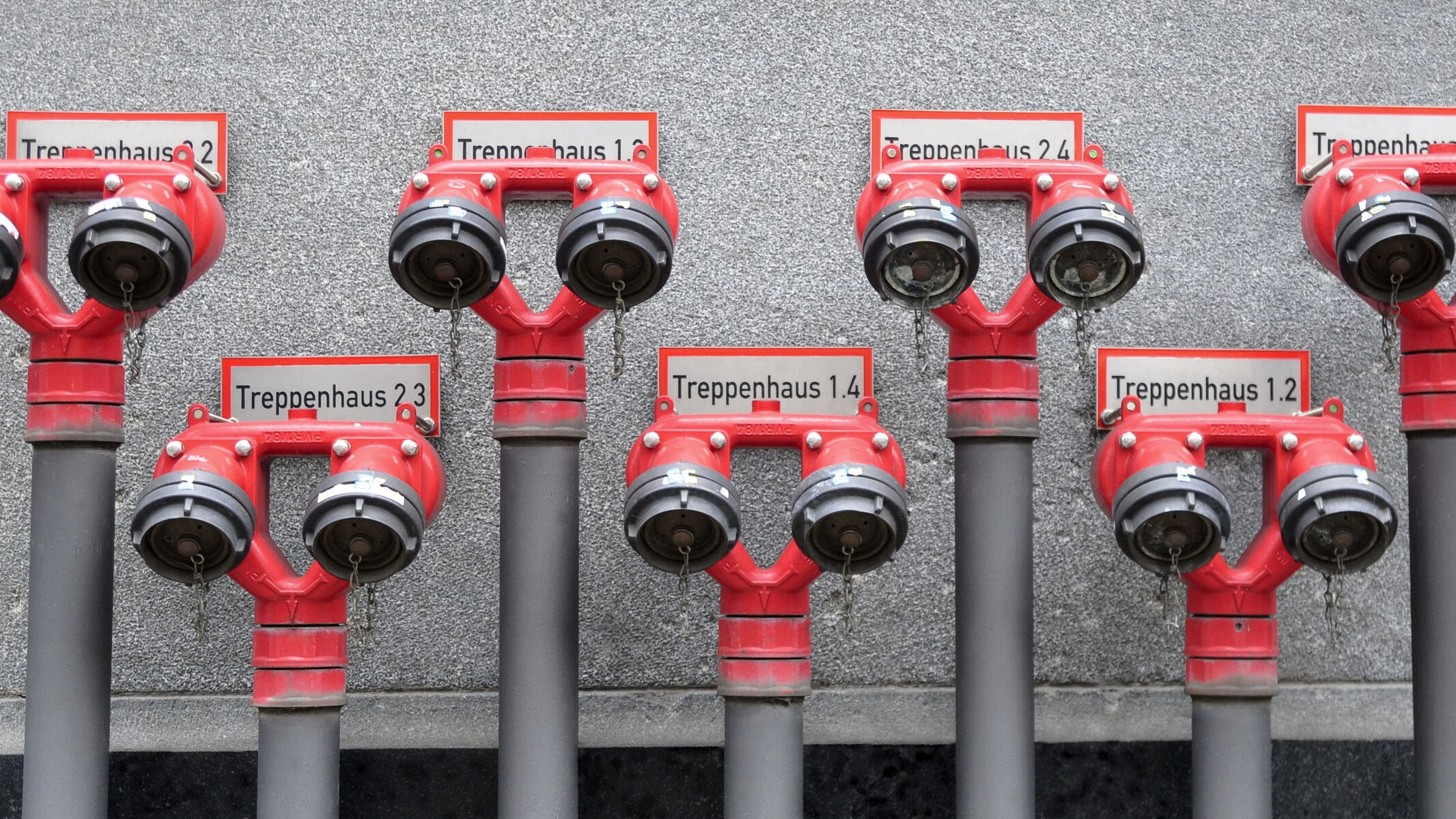 Six water connections for fire-fighting water