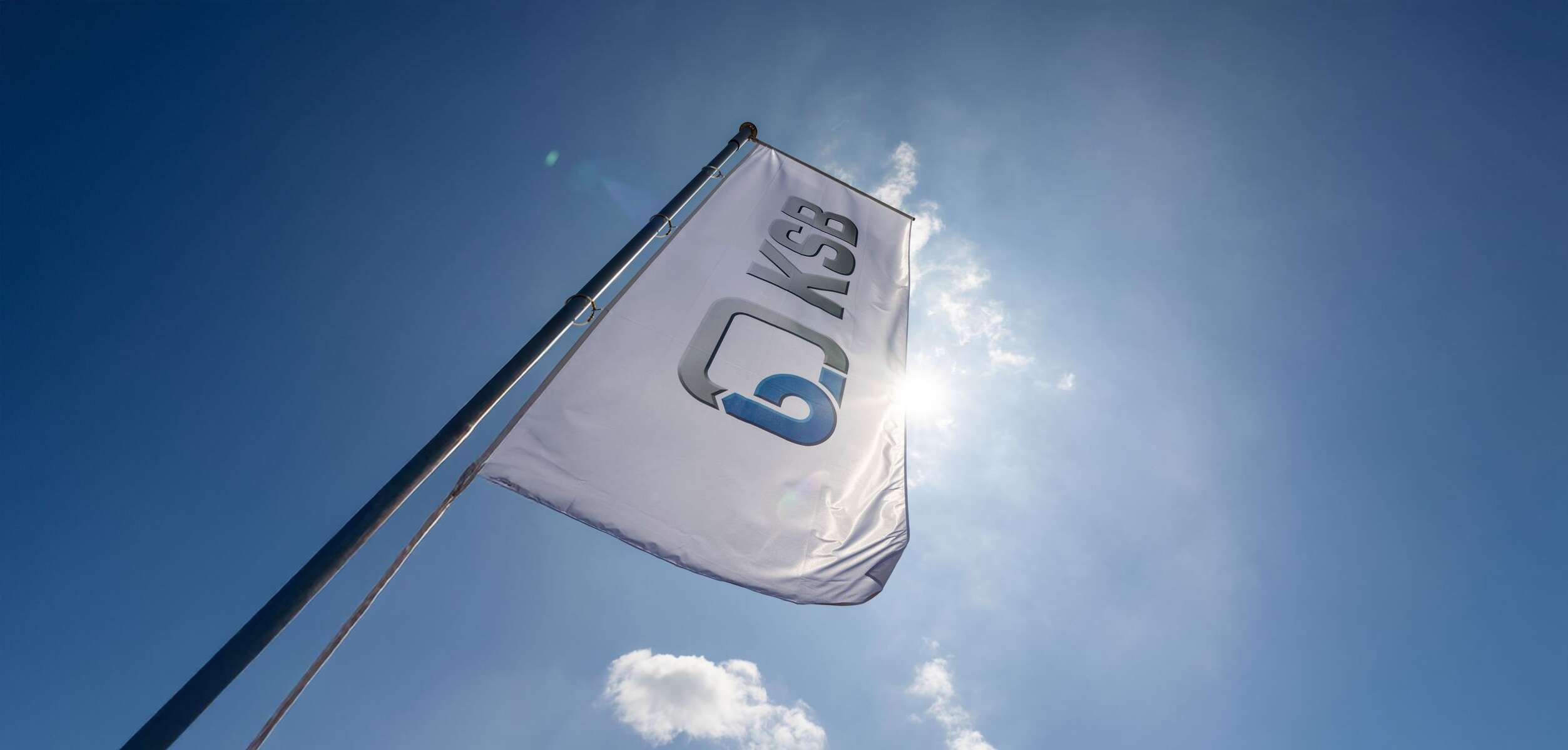 KSB Flaggen vor blauem Himmel