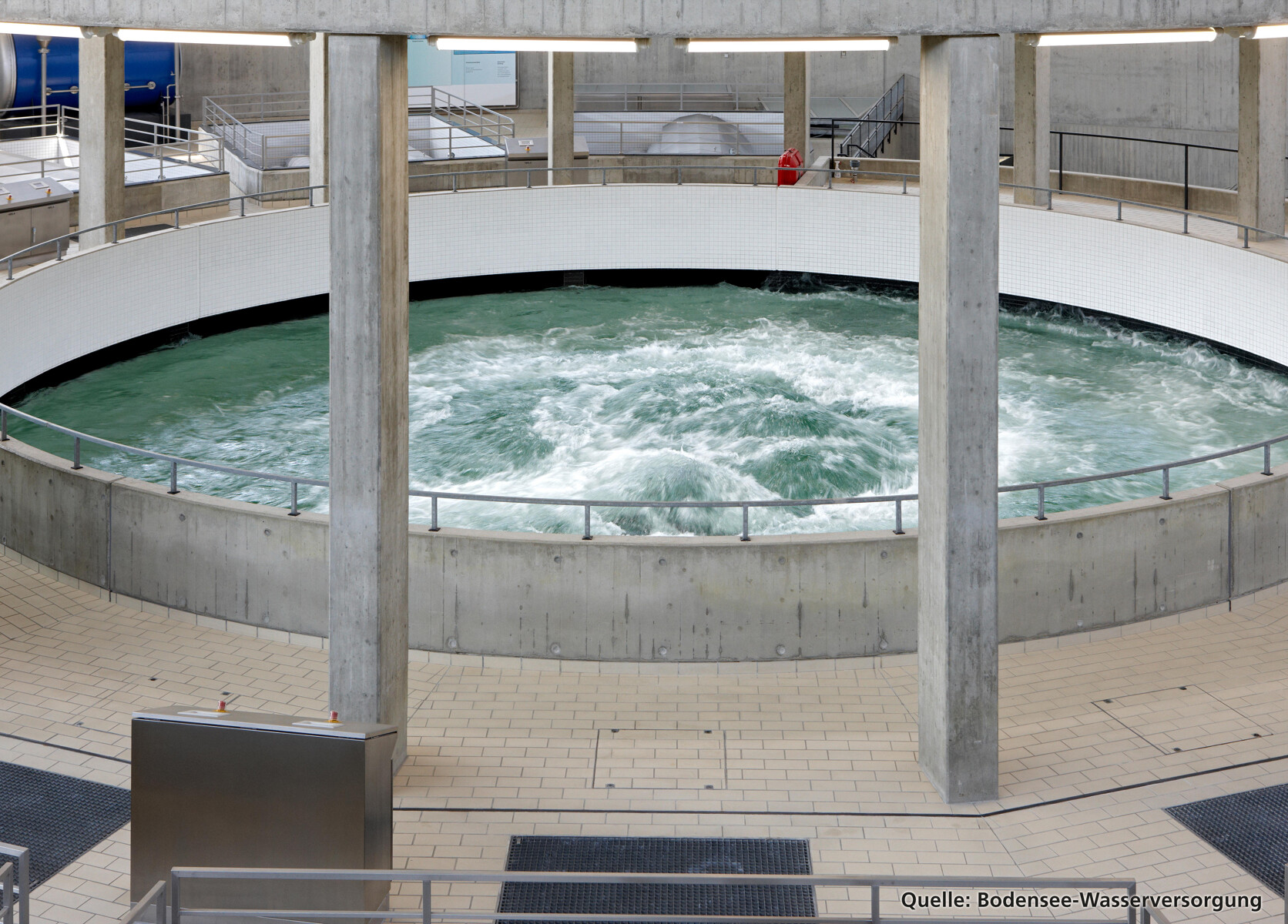 Бассейн питьевой воды в гидротехническом сооружении