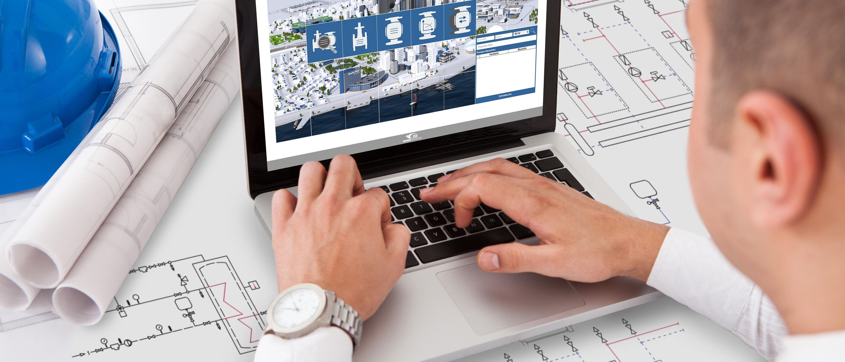 Prescripteur du bâtiment penché sur des plans, ordinateur portable en arrière-plan avec KSBuilding Consult à l’écran