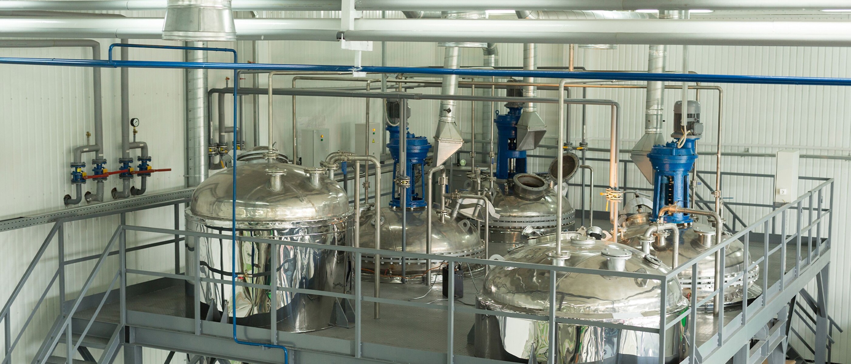 Большие складские резервуары на установке по производству специальной химической продукции 