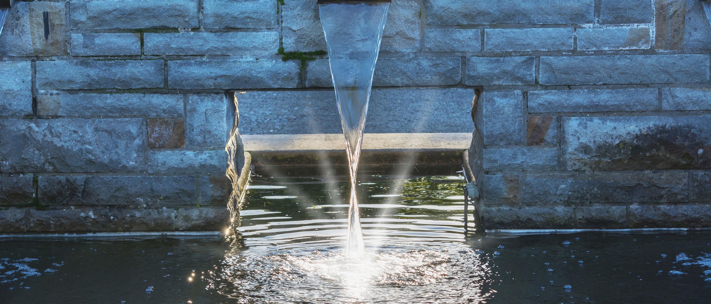 L'acqua pulita fluisce attraverso un serbatoio in una vasca