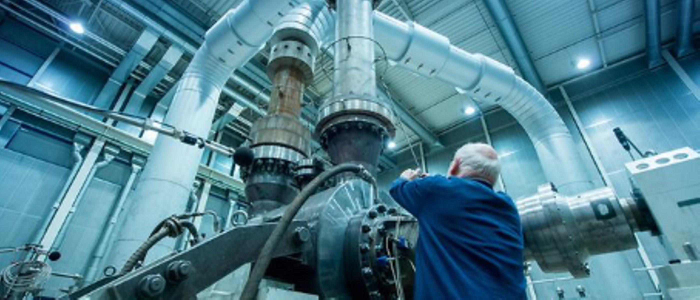 The industrial mechanic from KSB taking a close look at the CHTD pump