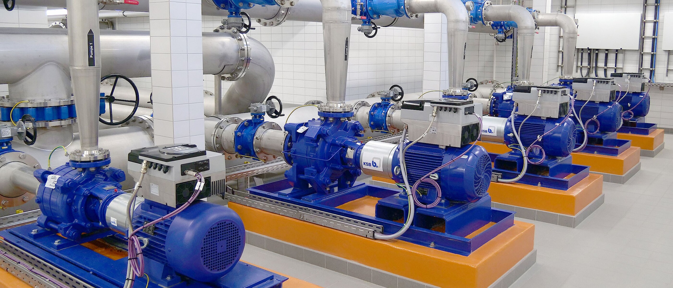 A waterworks pump hall with high-pressure pumps of the Multitec type series