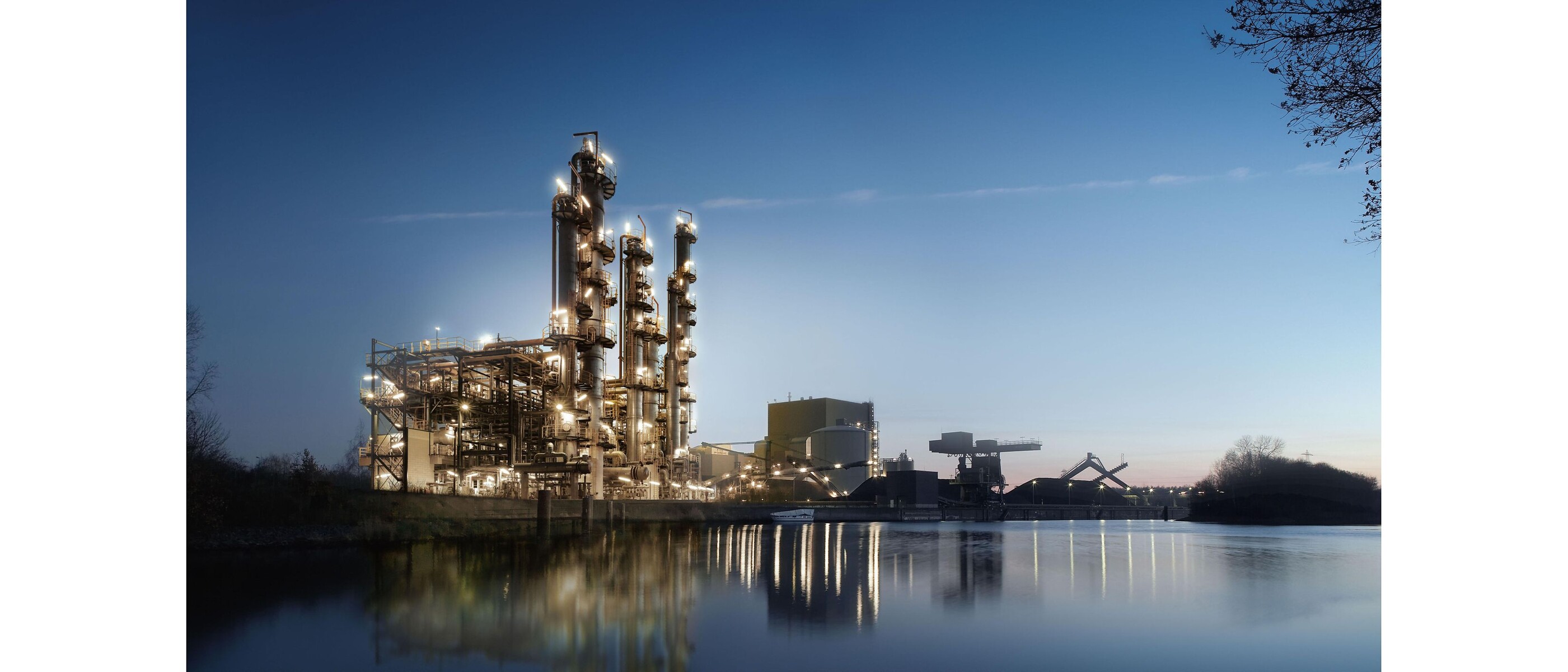 Usine chimique au crépuscule