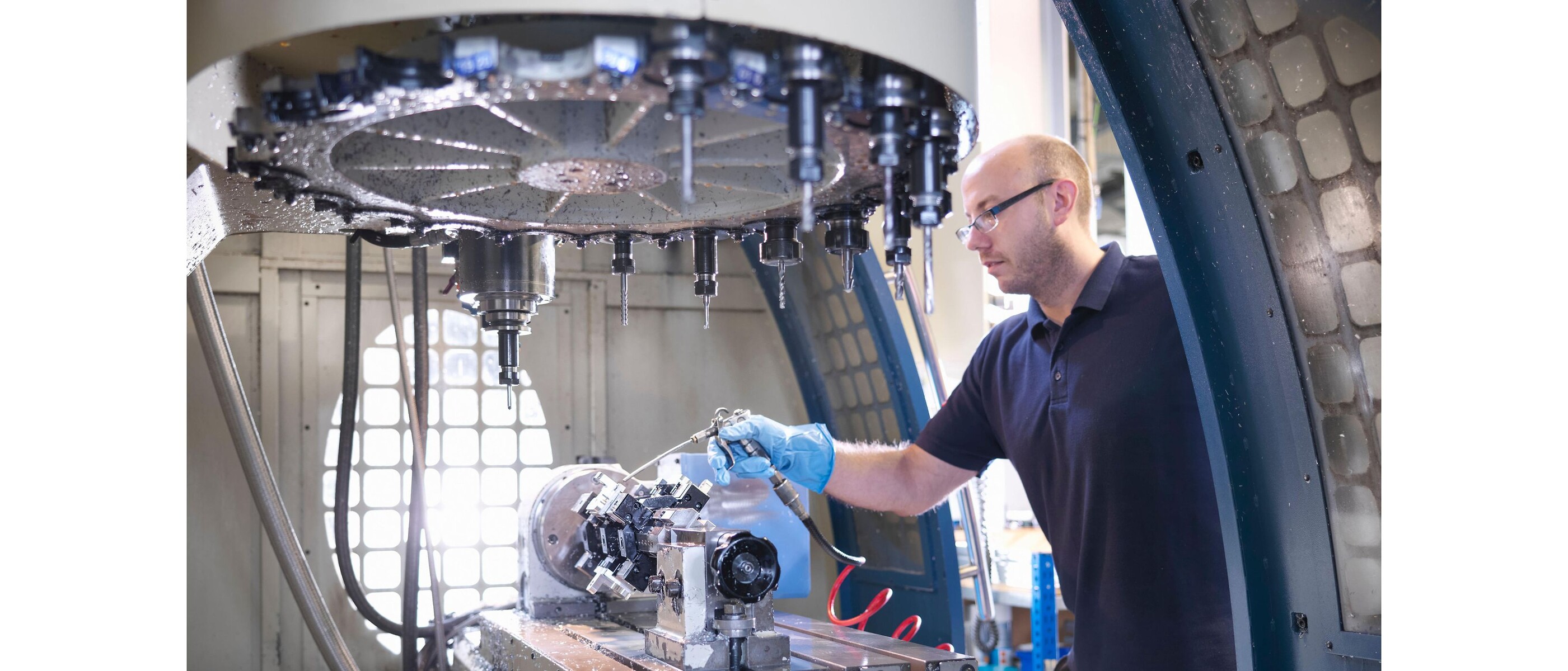 Employé de KSB travaillant sur une pompe pour l’industrie mécanique