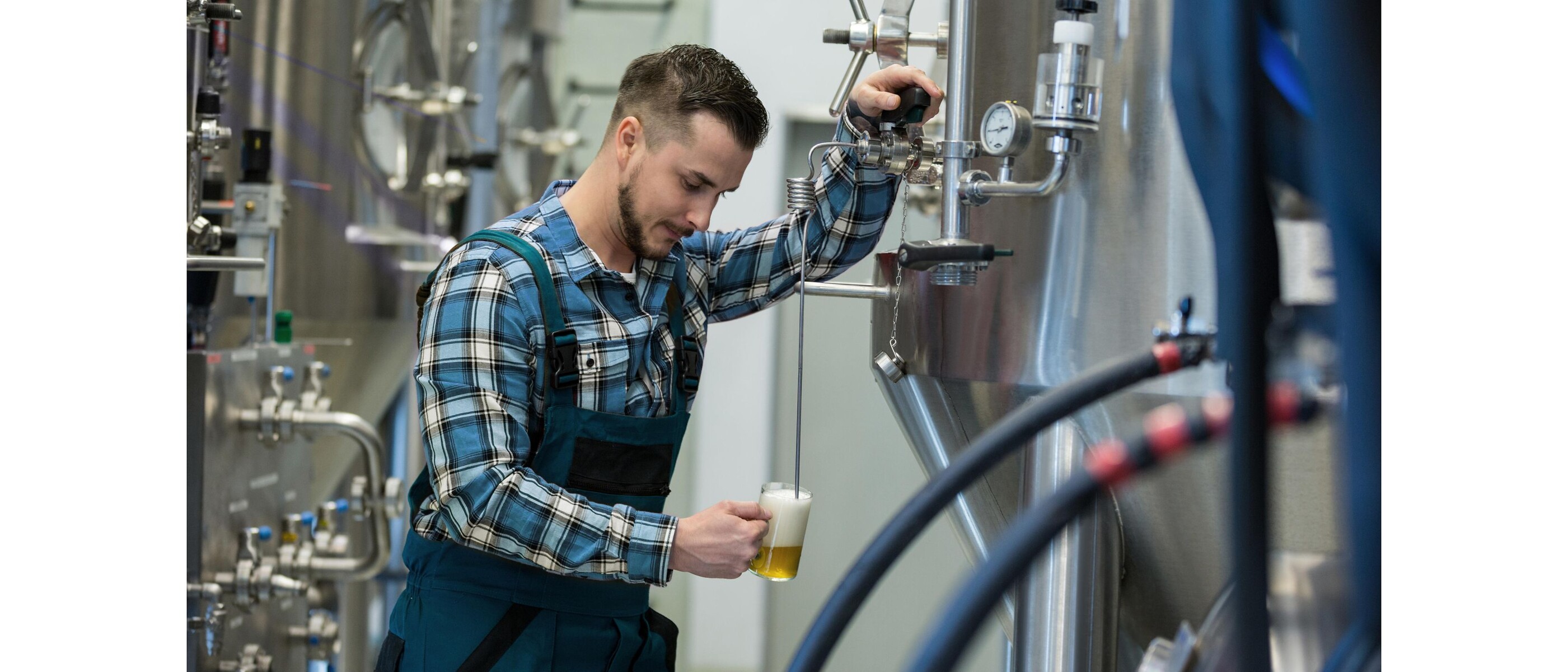 Brouwer neemt een testmonster