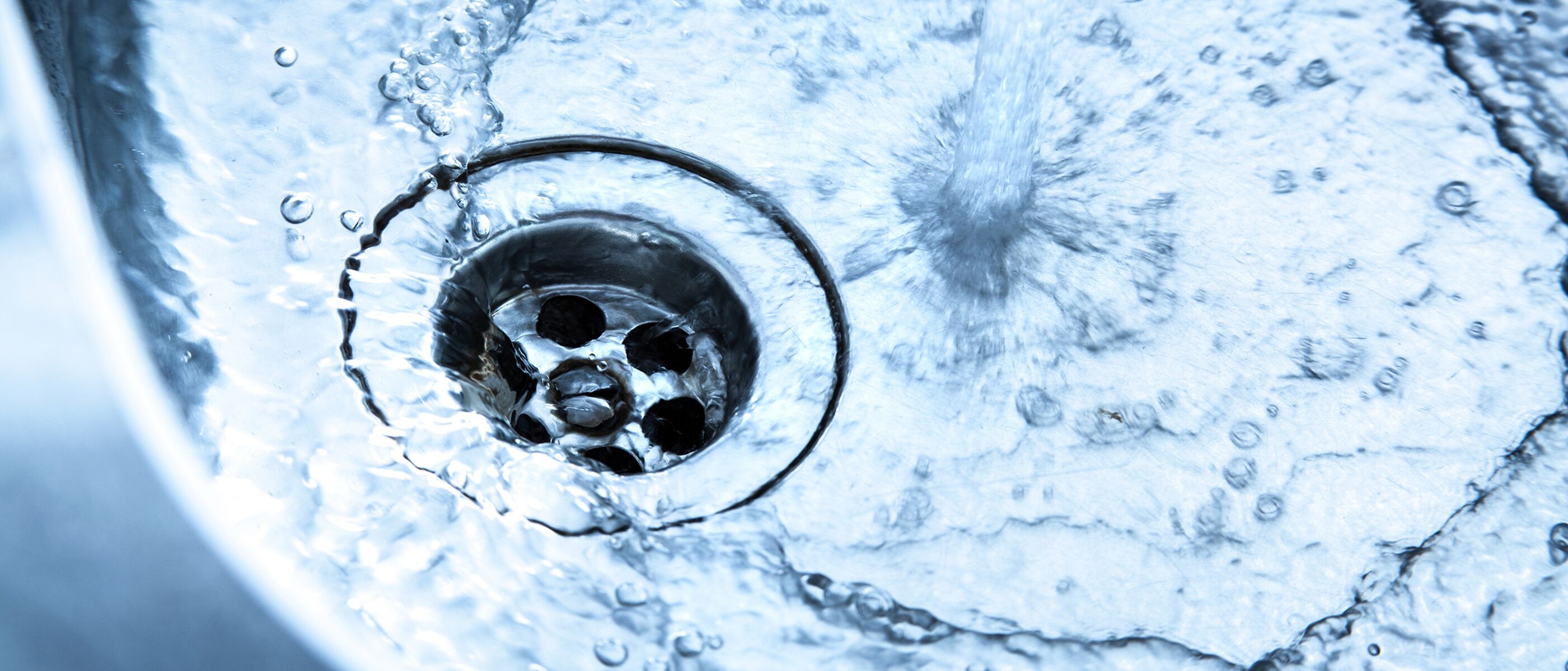 Кипяченая водопроводная вода. Очистка водопроводной воды. Вода сливается в раковине. Способы очистки водопроводной воды.