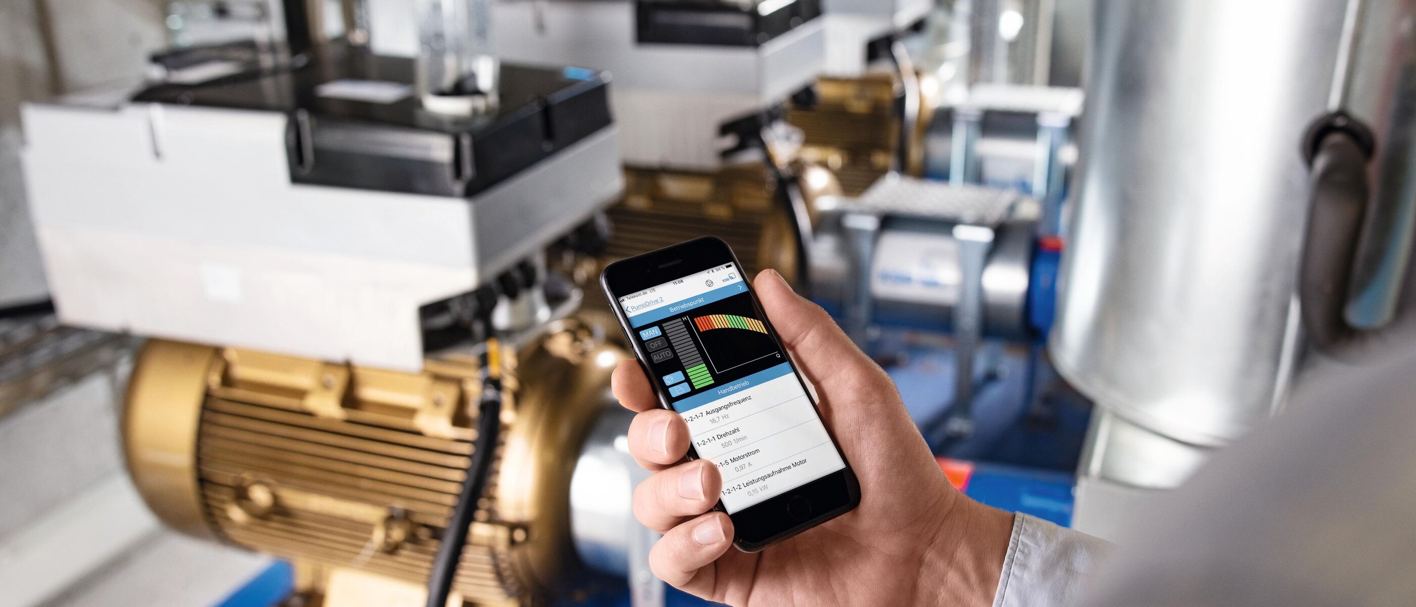Handy-Display mit KSB FlowManager App vor der konfigurierten Pumpe