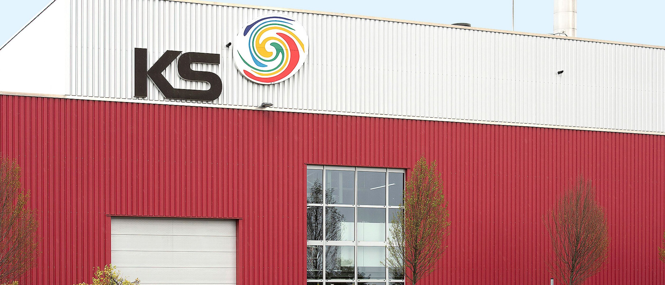 The company premises of the web-fed offset printing plant WKS Kraft Schlötes from outside.